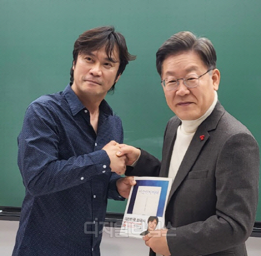 이재명(오른쪽) 더불어민주당 대표와 역사 강사 황현필씨. <디지털타임스 DB>